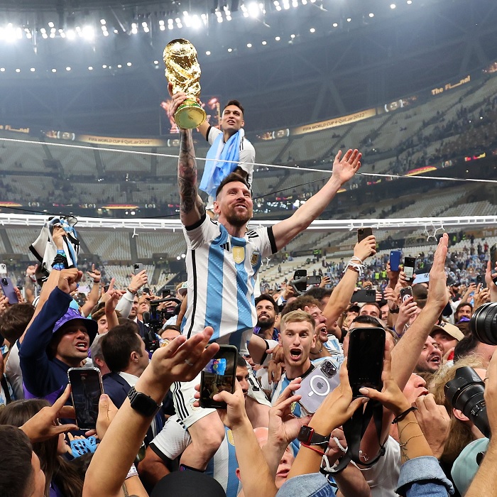 Lionel Messi levantando la Copa del Mundo de Qatar 2022