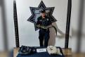 policía sosteniendo un cocodrilo 