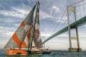 Espectacular vista del paso bajo el puente en Lisboa del velero del ABU DHABI RACING TEAM