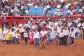 Verdadera multitud de niños, pidiendo, exigiendo su libertad para asistir a las corridas de toros