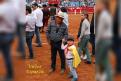 El muy popular “Profesor” gritón del tendido de sol. Contento y orgulloso con su nieto llevado – de la mano – a la fiesta de los toros