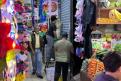 Locatarios de mercados y centros comerciales realizan fumigación en los inmuebles