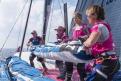 “MUJERES TRABAJANDO”, entre todas las chicas de equipo SCA, llevan la gran vela para recambio