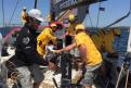 “HOMBRES TRABAJANDO”, soltando cuerda, mucha cuerda para que las velas tomen la tensión adecuada