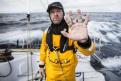 Justin Slettery del ABU DHABI OCEAN RACE TEAM, señala con sus cinco dedos, que van ya 5 las veces que cruza el Cabo de Hornos