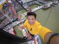 Desde lo más alto del mástil mayor de la embarcación, éste navegante se toma la “selfie”, con fondo de una verdadera multitud en los muelles