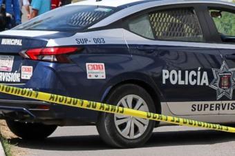 Patrulla municipal con cinta de seguridad al frente 