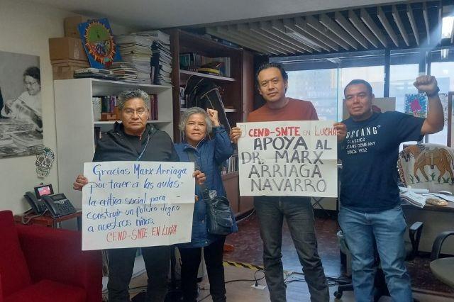 Protesta por el despido de Marx Arriaga en la SEP