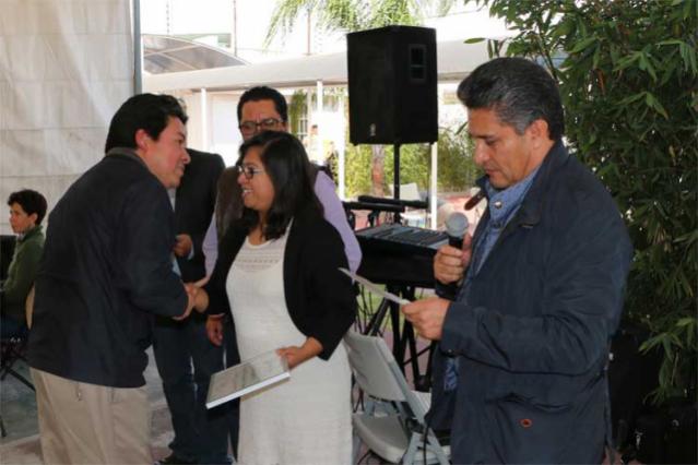 La nueva editora de Opinión, Claudia Morales, entrega reconocimiento a Juan de Dios Andrade