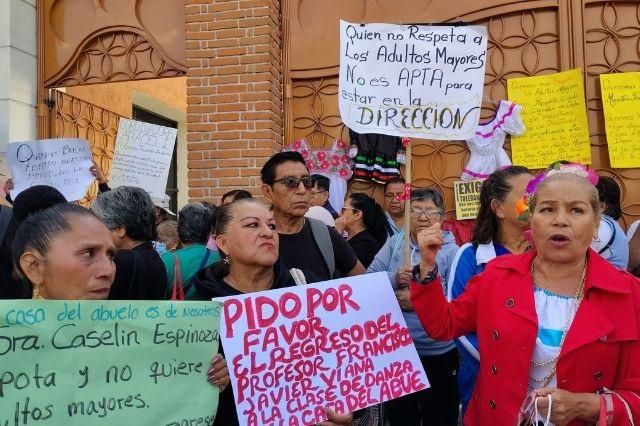 Abuelitos cierran la 11 Norte, acusan irregularidades en la Casa del Abue