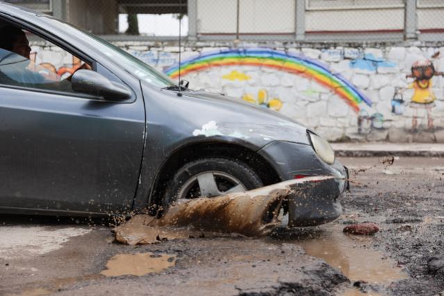 Cómo decidir si tu auto pasa por un charco o mejor lo evitas