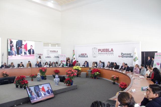 El gobernador Alejandro Armenta, con integrantes del gabinete, durante  la mañanera