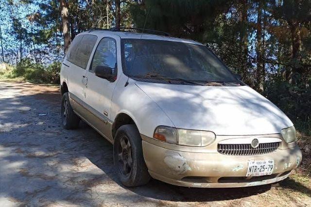 Abandonan camioneta en Chilchotla