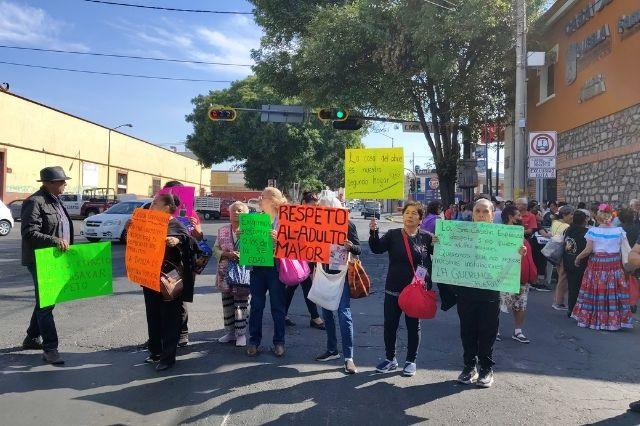Abuelitos cierran la 11 Norte, acusan irregularidades en la Casa del Abue