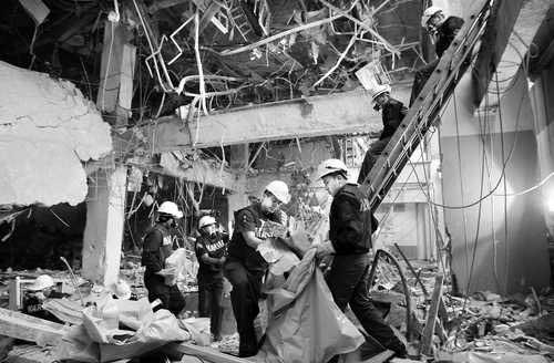 En enero de 2013 ocurrió un estallido en el edificio B2 de la Torre de Pemex, con un saldo de 37 personas fallecidasFoto Víctor Camacho