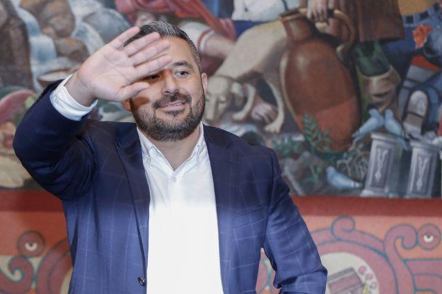 El panista Adán Domínguez dice adios con la mano