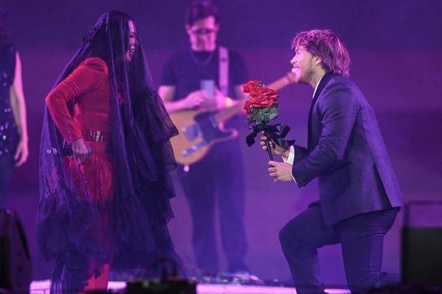 Aldo de Nigris canta Rosa Pastel con Belanova y sorprende en el Festival Multiverso