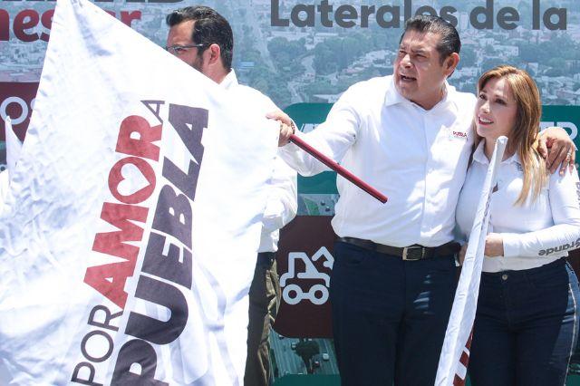 Alejandro Armenta sostiene bandera de arranque de obra
