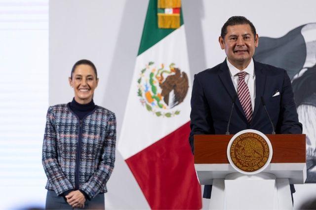 Claudia Sheinbaum y Alejandro Armenta en la mañanera del pueblo