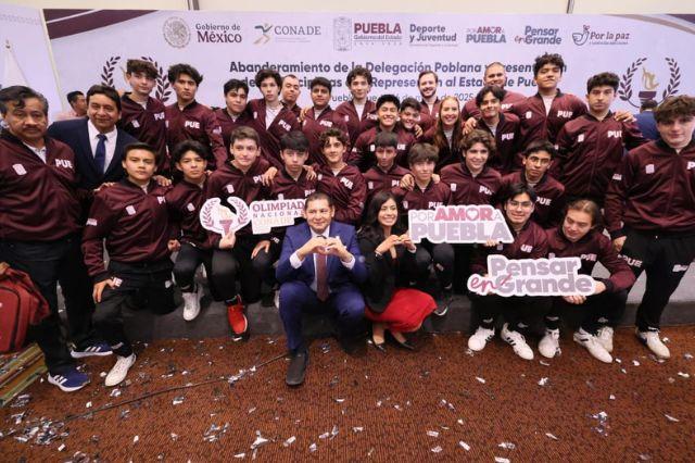 Alejandro Armenta y delegación poblana
