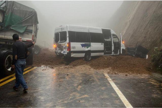 Alud deja 10 heridos, autos dañados y la Teziutlán-Virreyes, bloqueada 