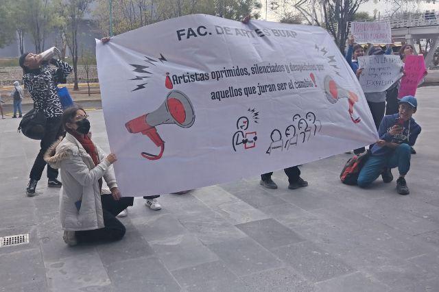 Protesta estudiantil frente a rectoría de la BUAP