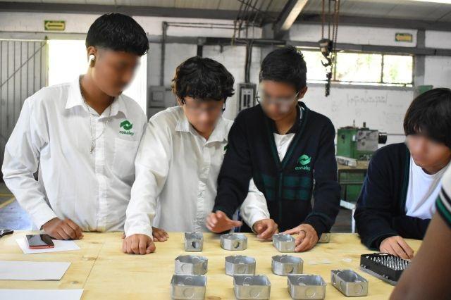 En la gráfica, alumnos de un plantel del Conalep Puebla en prácticas de laboratorio (Foto ilustrativa)