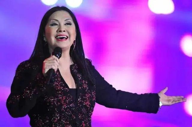 Ana Gabriel alza la voz contra la violencia durante su concierto