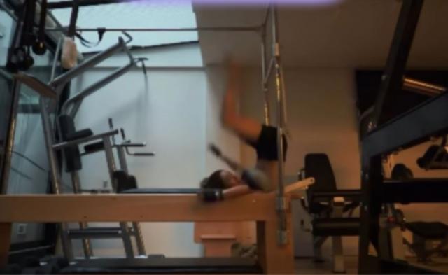Anahí sufre aparatosa caída en pilates aéreo y termina en el hospital