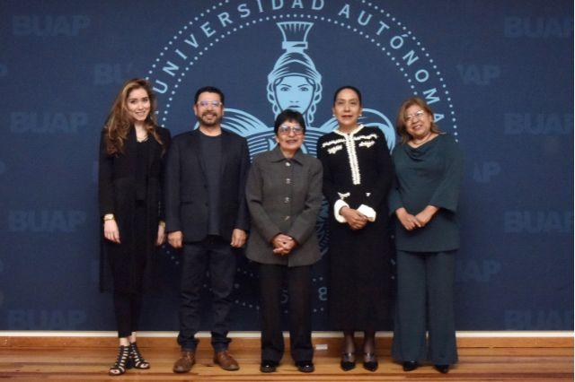 Rectora Lilia Cedillo con administrativos 