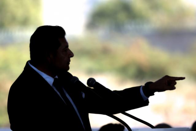Alejandro Armenta señala con el dedo