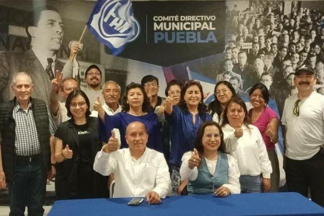 Arnulfo Carvajal y Guadalupe Jaen en el registro de su planilla para pelear por la dirigencia del CDM del PAN