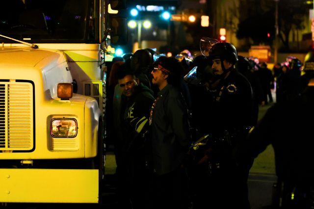 Arrestos en Los Ángeles cuando entró en vigor el toque de queda