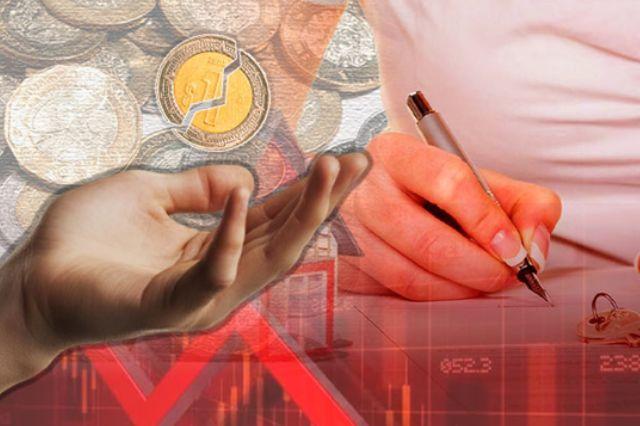 Monedas mexicanas con mano firmando y un documento 