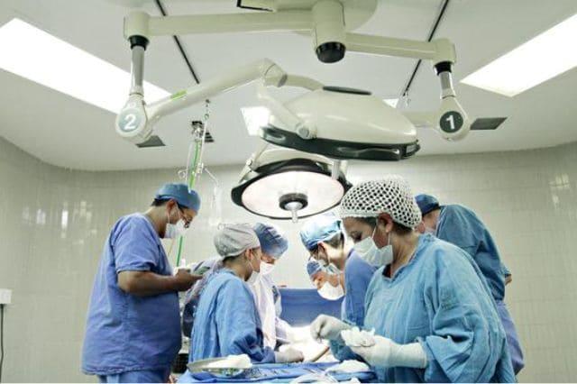 Médicos y enfermeras del IMSS en cirugía 