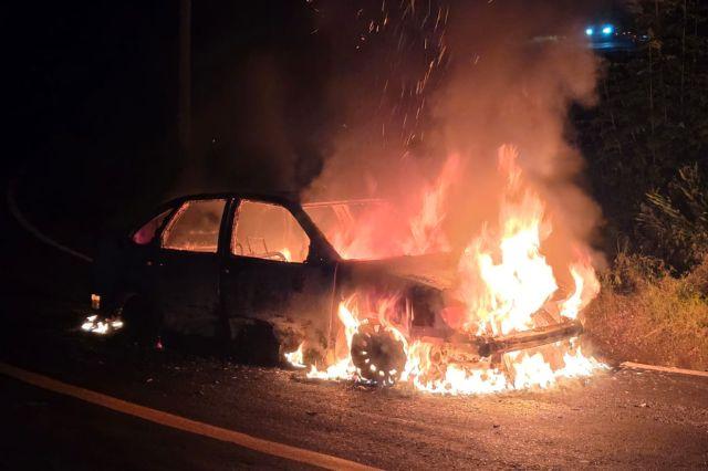 Auto incendiado 