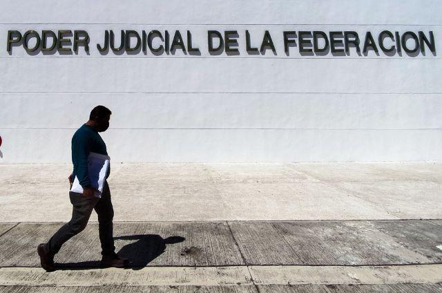 Persona caminando frente al Poder Judicial de la Federación