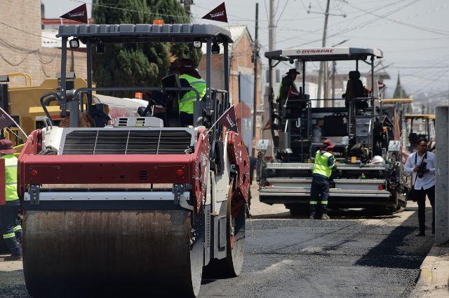 Maquinaria para pavimentar en calle de Puebla 