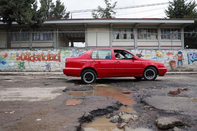 Bache gigante en Puebla capital, auto al fondo