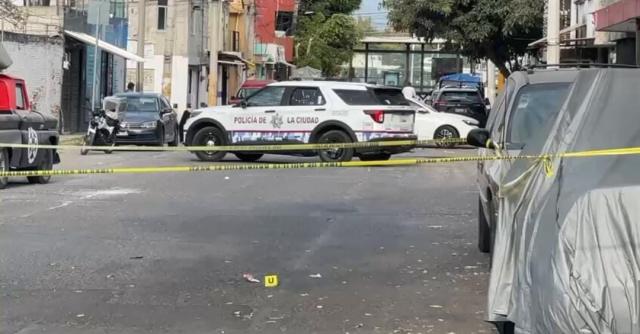 Calle con una patrulla bloqueando el paso