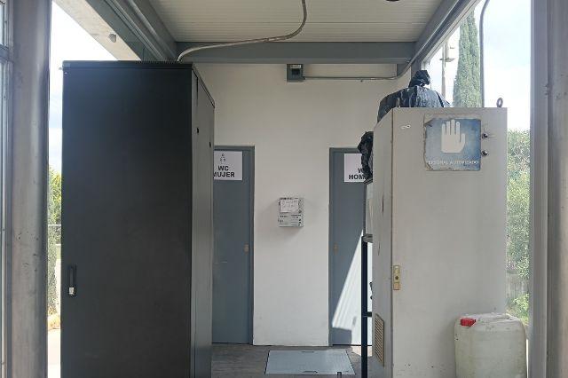 Aspecto general de los baños nuevos en una estación de metrobus