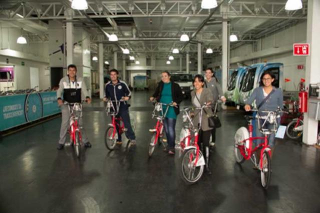 Fernanda Vallejo, directora de vinculación de Ecobici posa con los periodistas antes de salir al paseo dominical