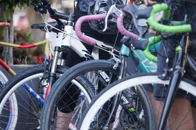Bicicletas colocadas en fila