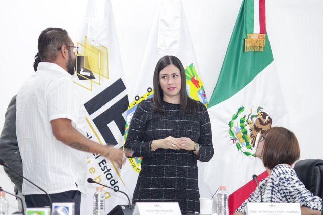 Al centro de negro, Blanca Yassahara Cruz García presidenta del IEE