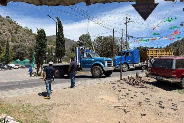 Bloquean carretera estatal Azumbilla-Tlacotepec; exigen obras