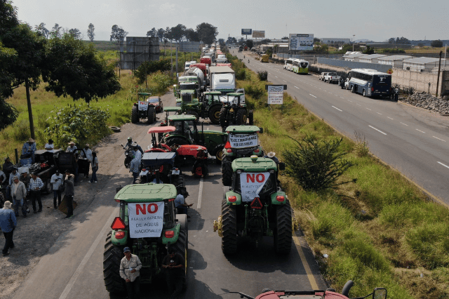 Agricultores de maíz en bloqueo sobre km 40 de carretera Guadalajara-Colima, Tlajomulco de Zuñiga, Jalisco: 28 Octubre 2025 