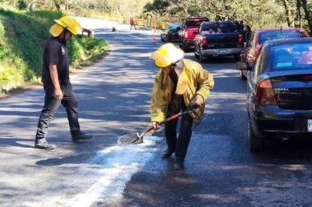 Bomberos controlaron derrame de combustible en el puente Totolapa