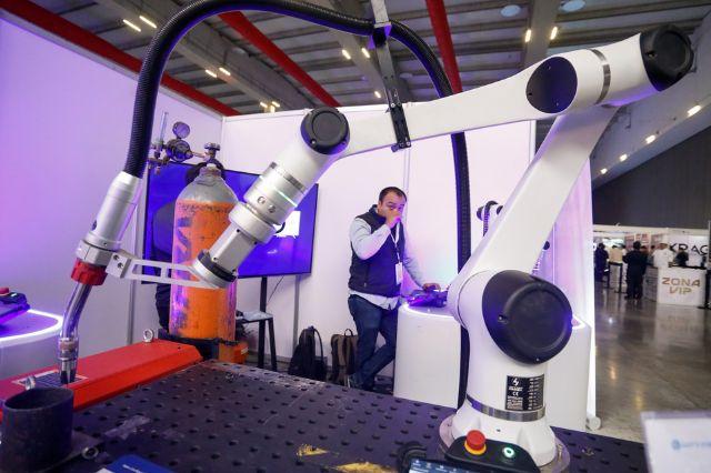Brazo tech de robot para fábrica