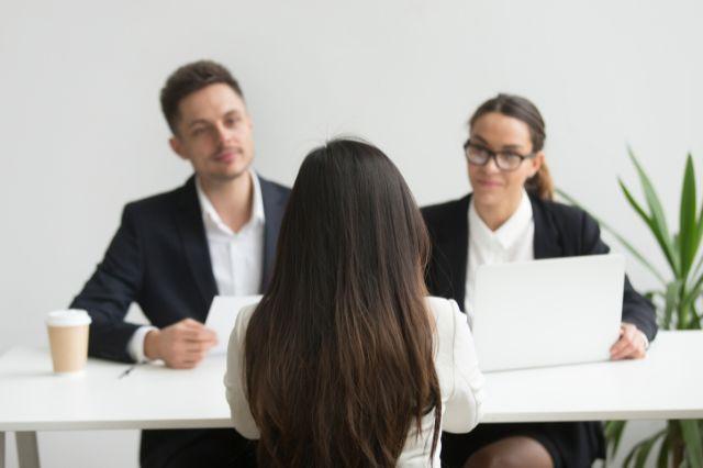 Persona en entrevista laboral 