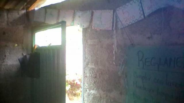 Cajalan: Sus cuatro alumnos tienen que tomar clases en aulas con el piso de tierra y sin servicios sanitarios.